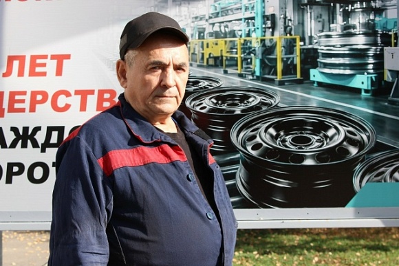 Валентин Большаков 37 лет трудится электрогазосварщиком на заводе «Аккурайд Уилз Руссиа». За годы работы он стал настоящим мастером своего дела.